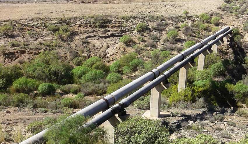 Dos tuberías de depuración instaladas en el campo en Tenerife