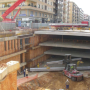 construcción de aparcamiento subterráneo con varios pisos