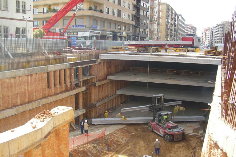 construcción de aparcamiento subterráneo con varios pisos