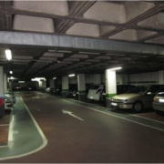 aparcamiento de coches subterráneo