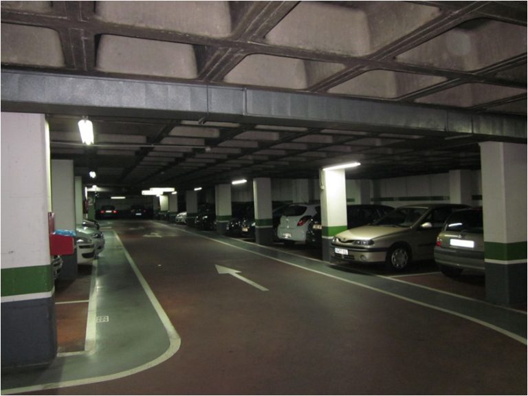 aparcamiento de coches subterráneo
