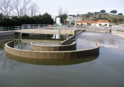 tanque de agua de la depuradora de aguas residuales